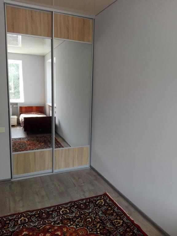 Apartment On Kryvorizhstal Street 35-24 Kryvyi Rih Exterior photo